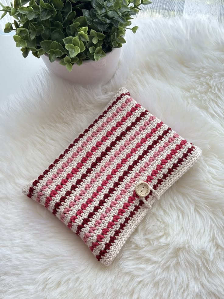 Crochet Sweetheart Stripes Kindle Sleeve