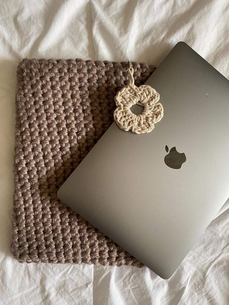 Daisy Days MacBook Sleeve
